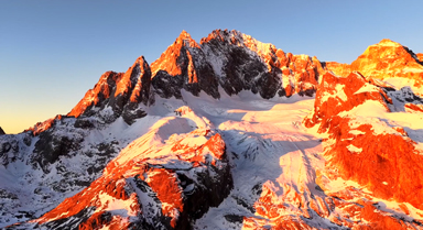 玉龍雪山現“日照金山”壯美景觀
